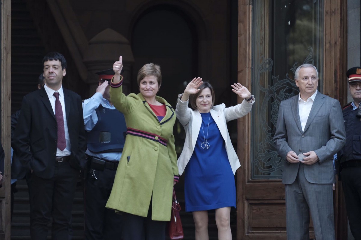Carme Forcadell i Anna Simó saluden abans d'entrar al TSJC, on declararan per permetre una votació sobre el referèndum