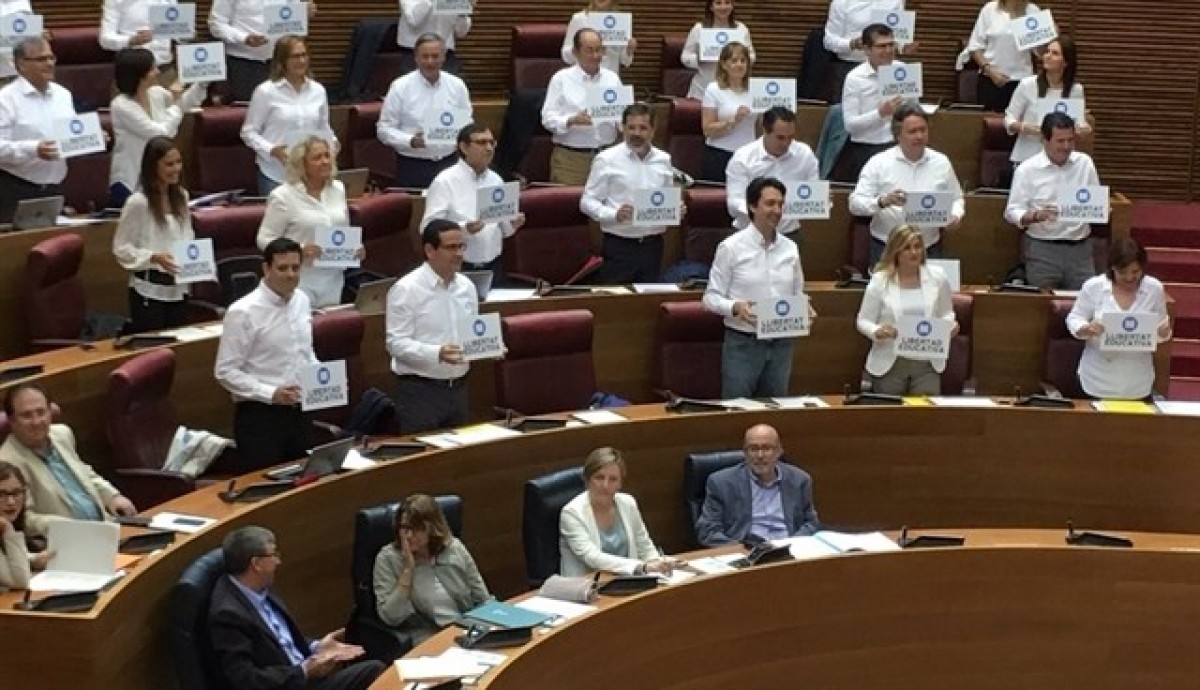Els diputats del PP, vestits amb camisa blanca