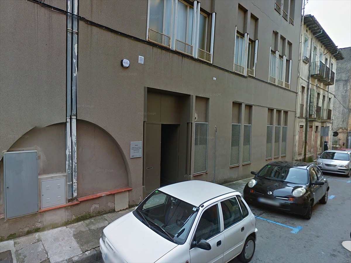 Façana de l'edifici de Can Monsà al carrer Fontanella d'Olot
