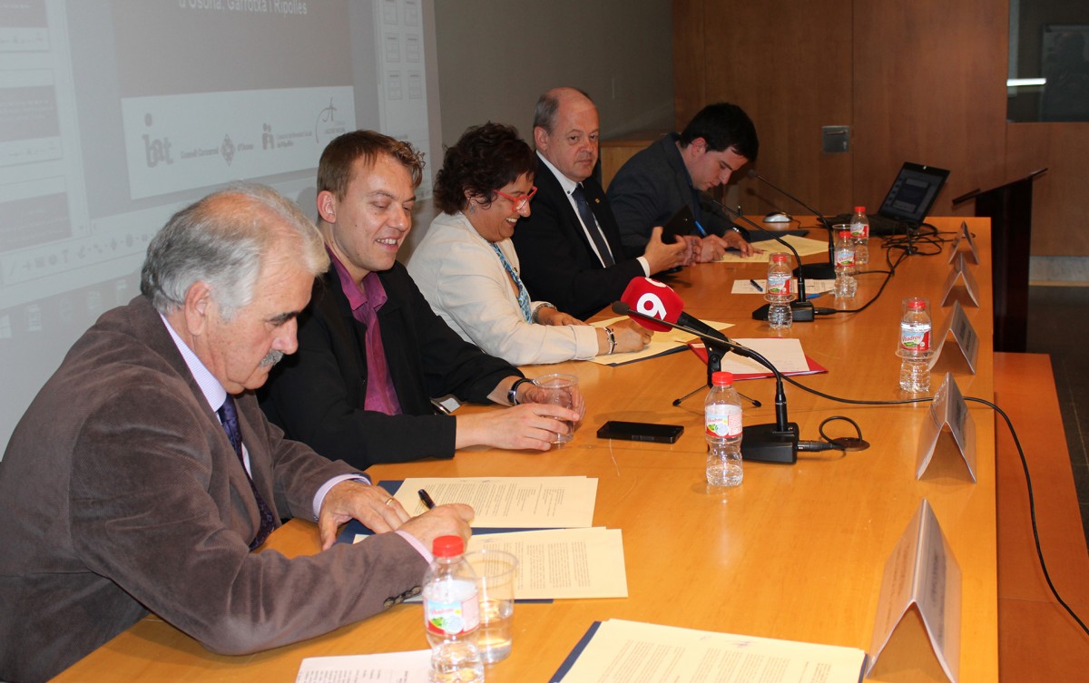 Espona, Garrido, Bassa, Roca i Manso, en el moment de la signatura