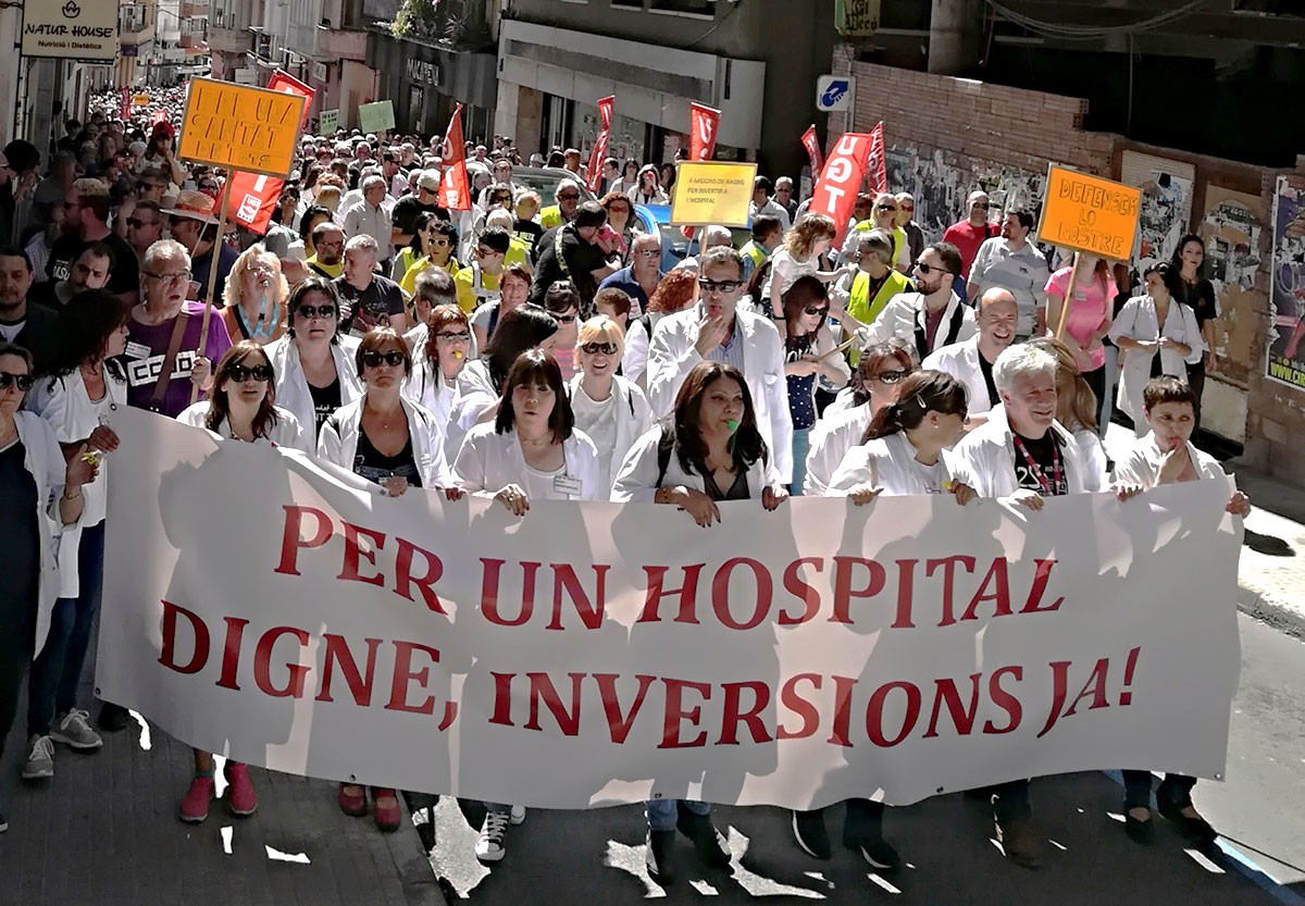 a manifestació dels treballadors de l'Hospital Comarcal de Móra d'Ebre, recorrent la població.