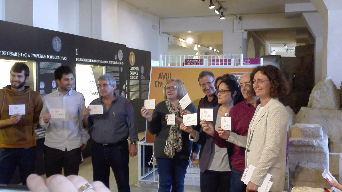 Foto de família dels directors dels museus del Camp i l'Ebre, ensenyant la postal on han escrit el seu estat d'ànim, com a mostra de la campanya 'Avui em sento' de la Generalitat, pel Dia Internacional dels Museus.