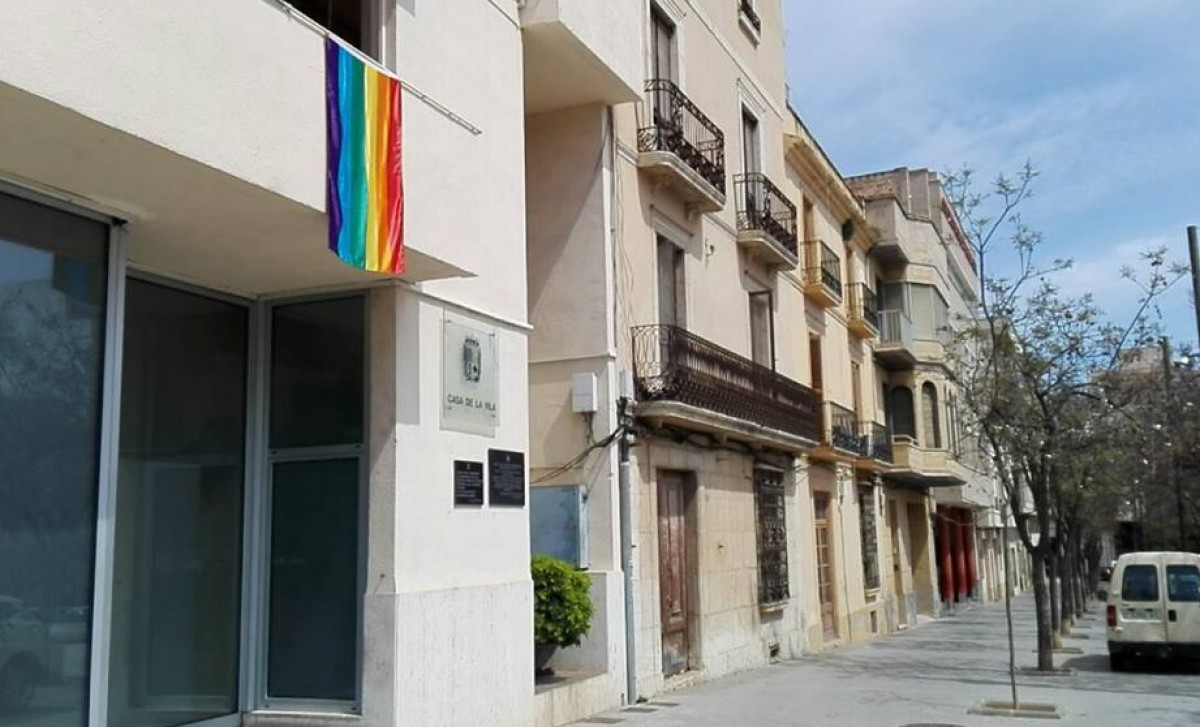 Façana de l'Ajuntament de la Ràpita amb la bandera LGTBI.