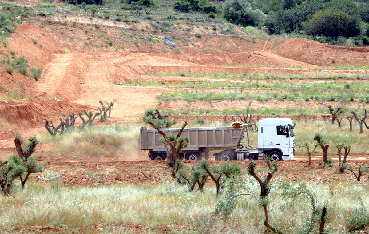 Un camió entrant a l'explotació d'argila de CEMEX, a la falda del Montsià.