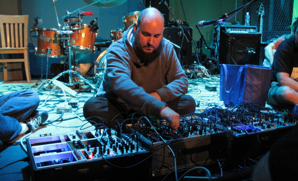 Keith Fullerton Whitman, un dels principals referents a nivell mundial de la música realitzada amb sintetitzadors modulars, actuarà a Lo Pati.