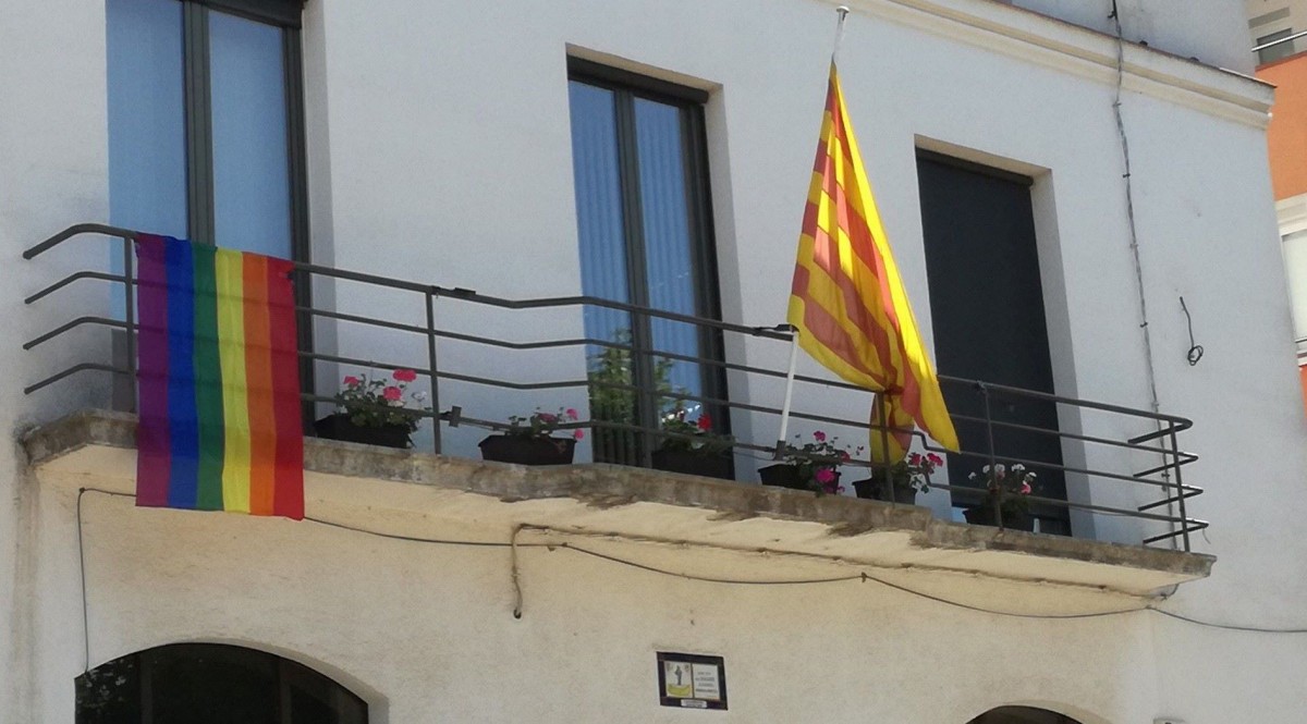 La bandera de l'Arc de Sant Martí a la façana de l'Ajuntament de Vallgorguina