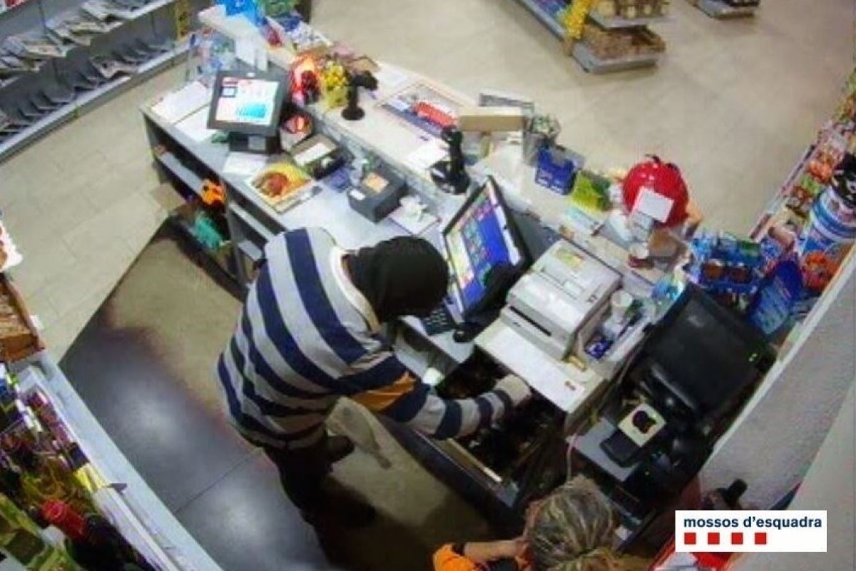 L'atracador, captat per les càmeres de vigilància d'una de les gasolineres que va atracar