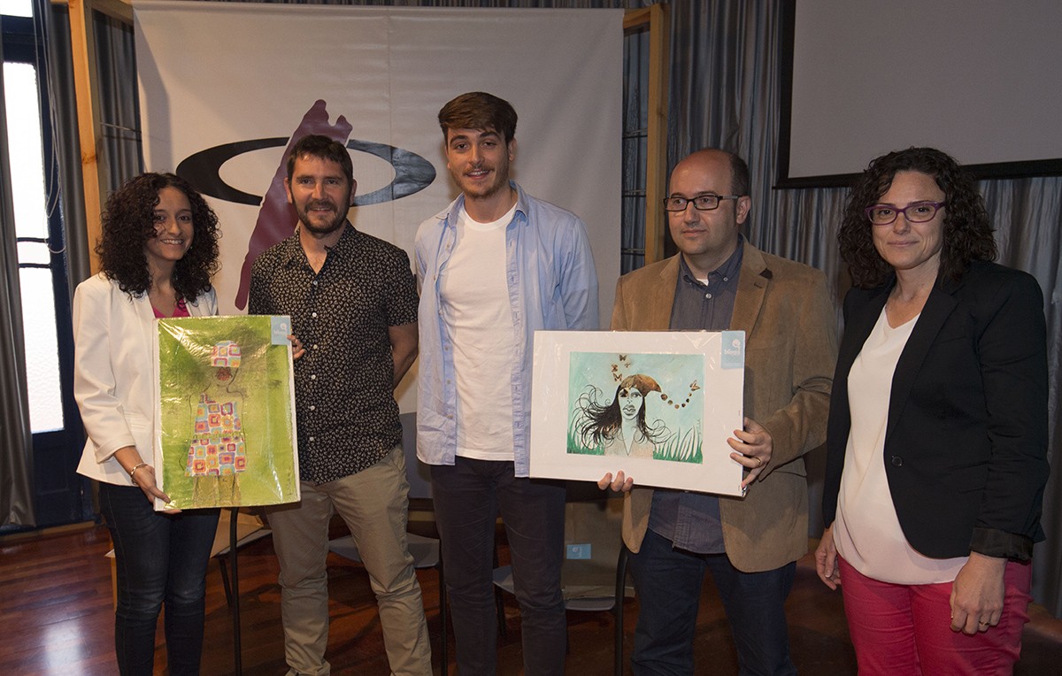 Els premiats, Sònia Castelló i Gustau Moreno, amb el finalista, Francesc Millan, i els dos guanyadors de l'any passat, Leonor Bertomeu i Òscar Messeguer.