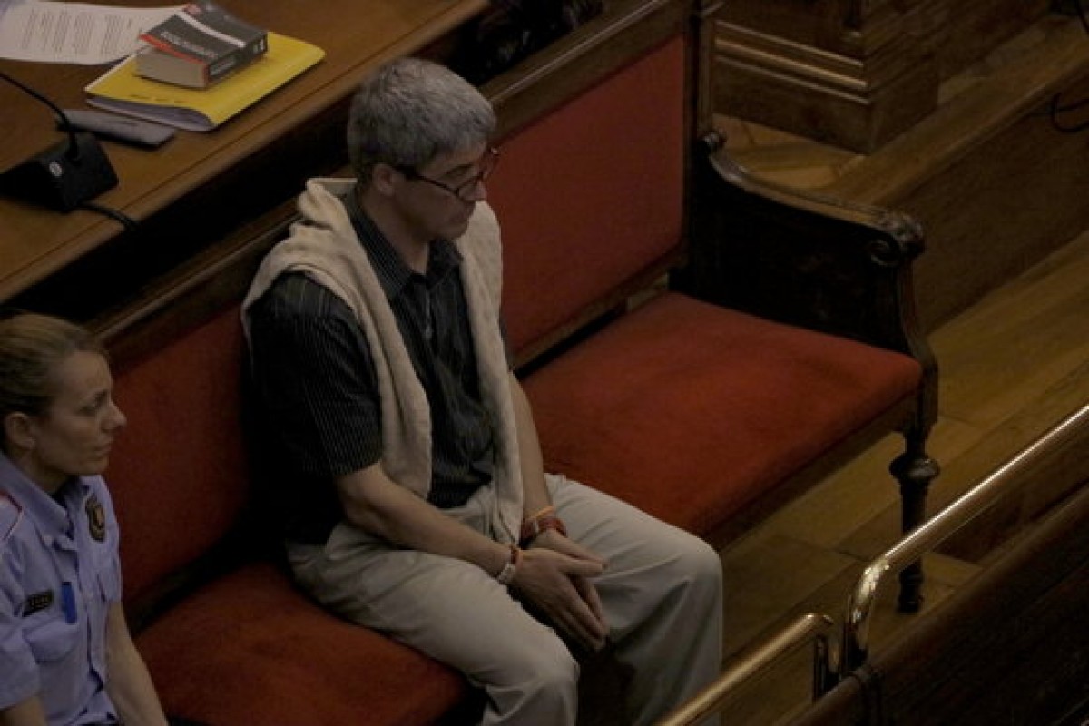 L'acusat, assegut al banc de la sala de jurat de l'Audiència de Barcelona mentre es llegia el veredicte