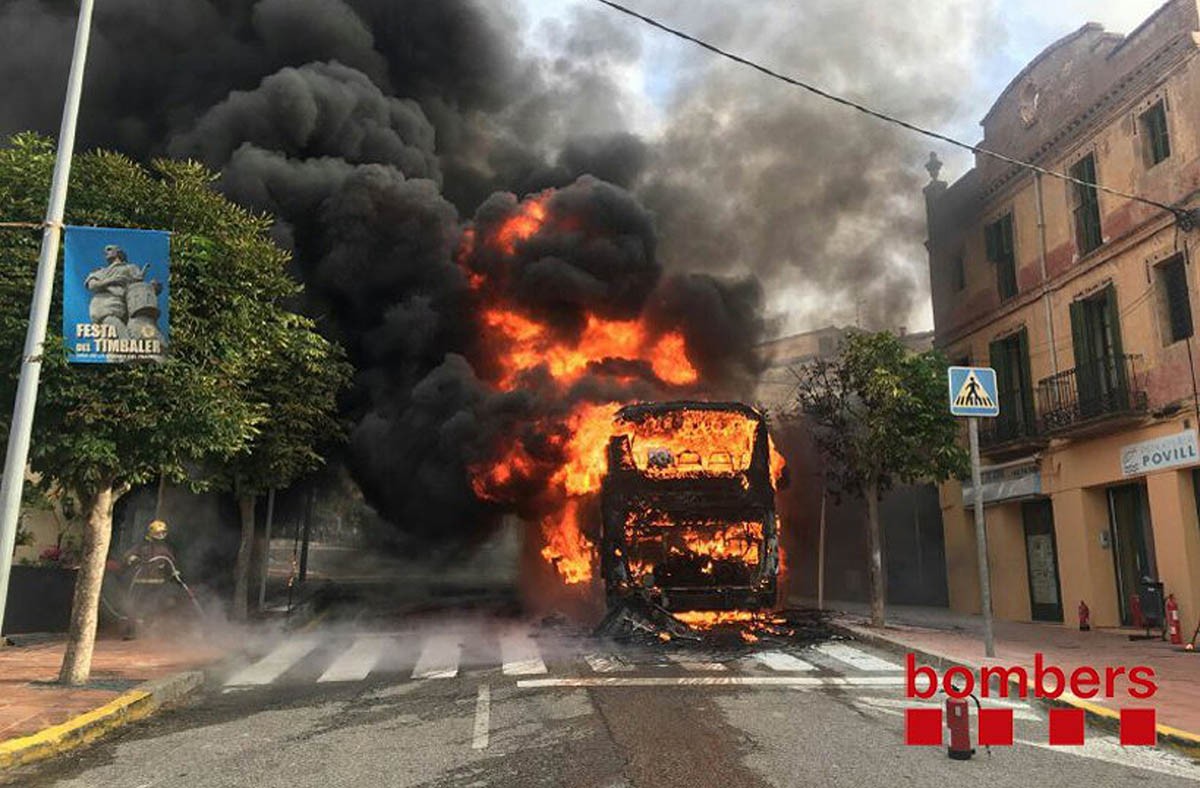 L'autobús, en flames, al centre del Bruc