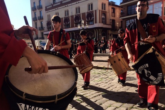 VÍDEO Els tabals tradicionals del Vallès fan vibrar Caldes de Montbui