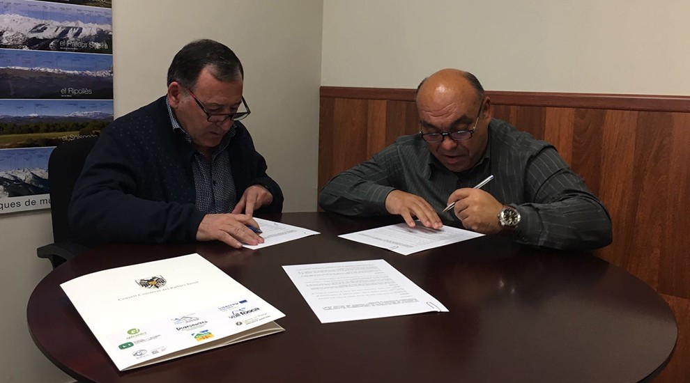 Aranda i Lloret signant la cessió del fons documental