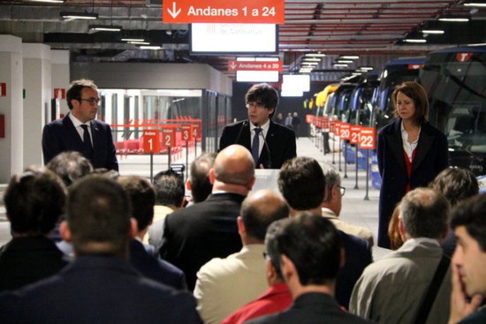 El conseller Josep Rull, el president Carles Puigdemont i l'alcaldessa Marta Madrenas durant la inauguració de la nova estació d'autobusos