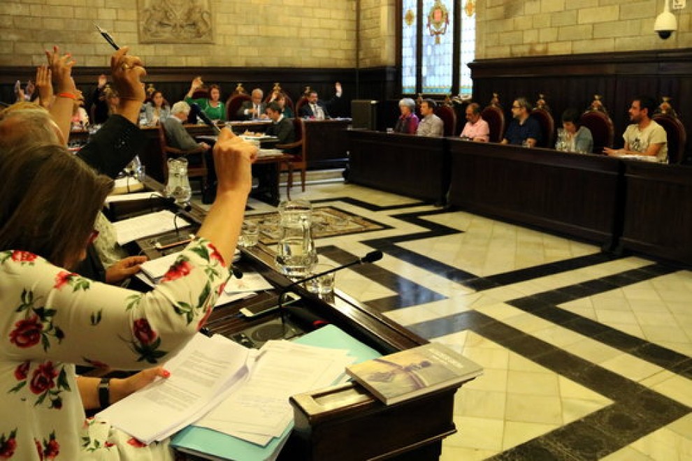 El regidors del ple de l'ajuntament de Girona durant una de les votacions 