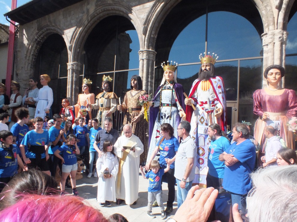El mossèn ha batejat en Guifré i la Guinedell II a davant de la portalada del Monestir de Santa Maria de Ripoll