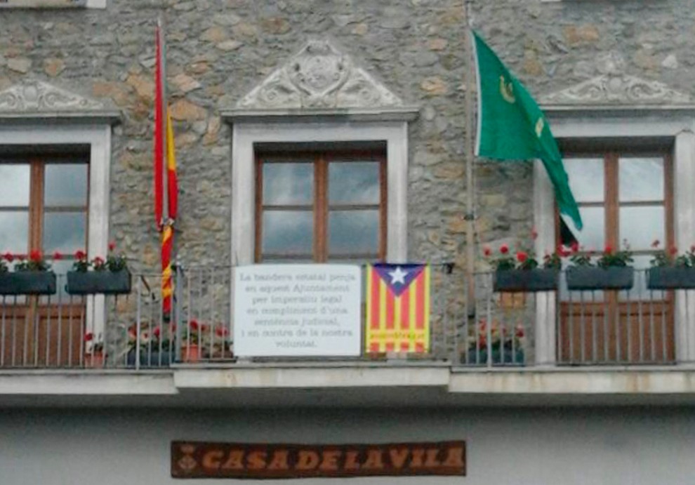 El balcó de l'Ajuntament, amb el cartell i la bandera espanyola