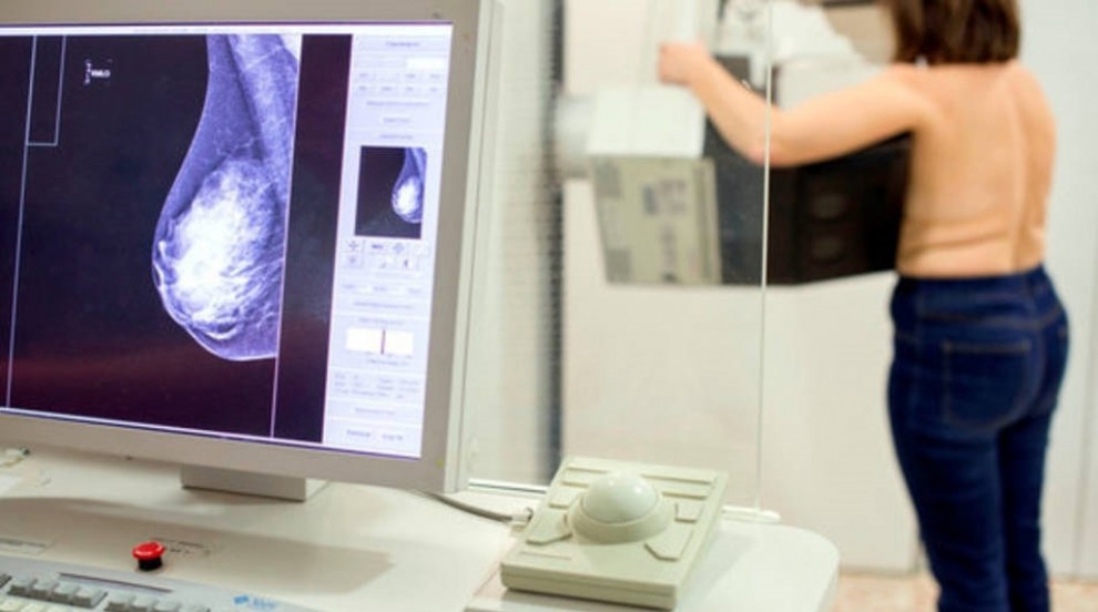 Imatge d'arxiu d'una dona fent-se una mamografia en un centre de salut.