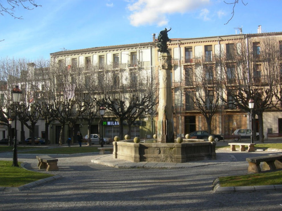 La plaça Anselm Clavé és el lloc on les furgonetes aparquen sobre els jardins quan hi ha fires a l'hora de muntar i desmuntar