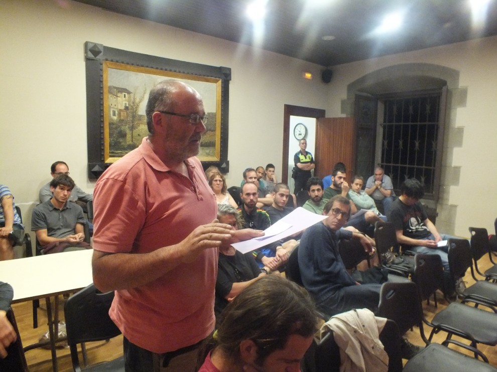 Carles González, de la plataforma ciutadana 'Aturem el polígon de la carretera de les Llosses, llegint el manifest
