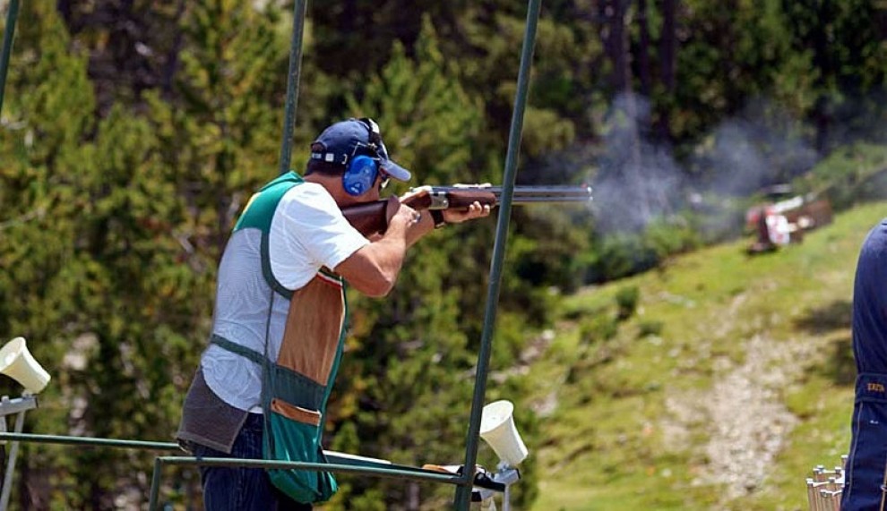 Un caçador en una competició de tir al plat a Rialp l'any 2011