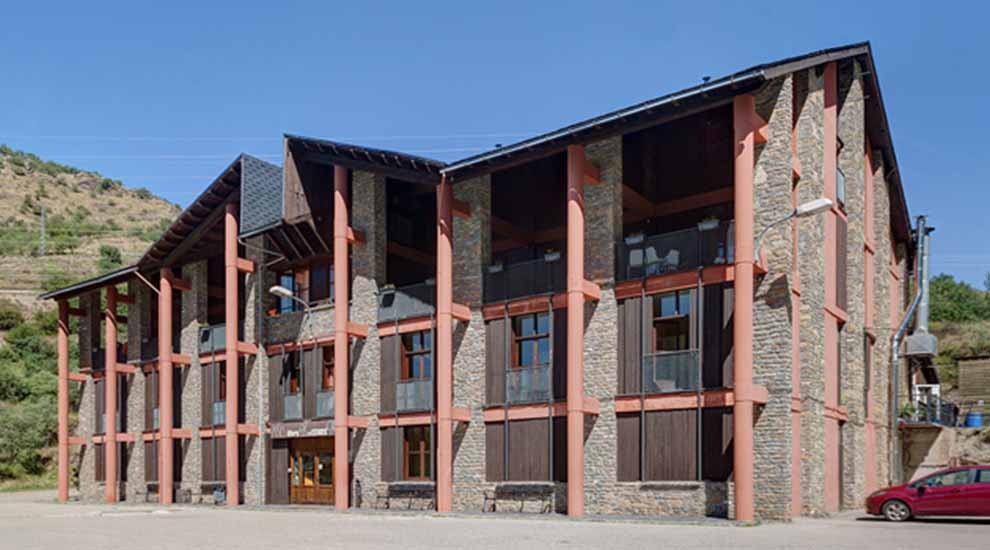 L'alberg està situat entre Sort i Rialp