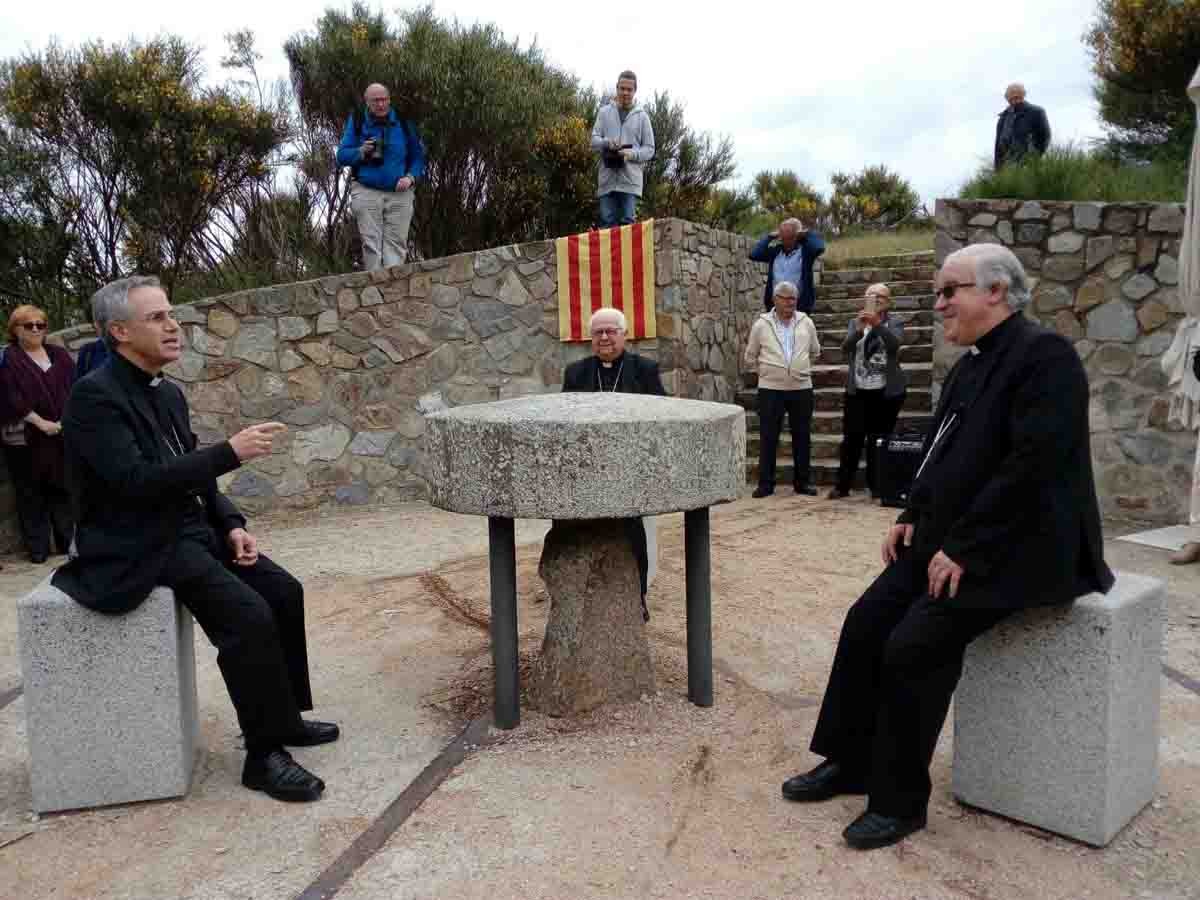 A l'esquerra el bisbe de Vic; a la dreta el bisbe de Terrassa i al fons el bisbe de Girona asseguts a la Taula dels Tres Bisbes