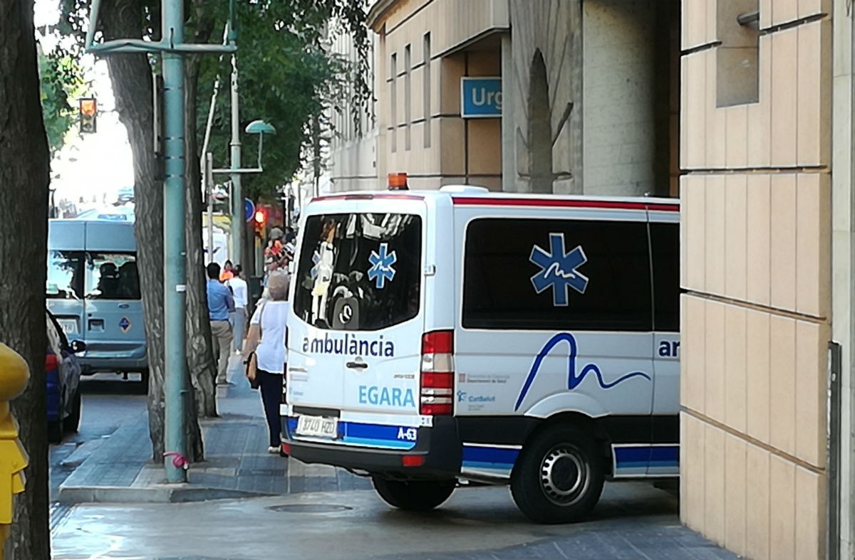 Una ambulància aturada a Urgències de l'Hospital Santa Tecla de Tarragona 