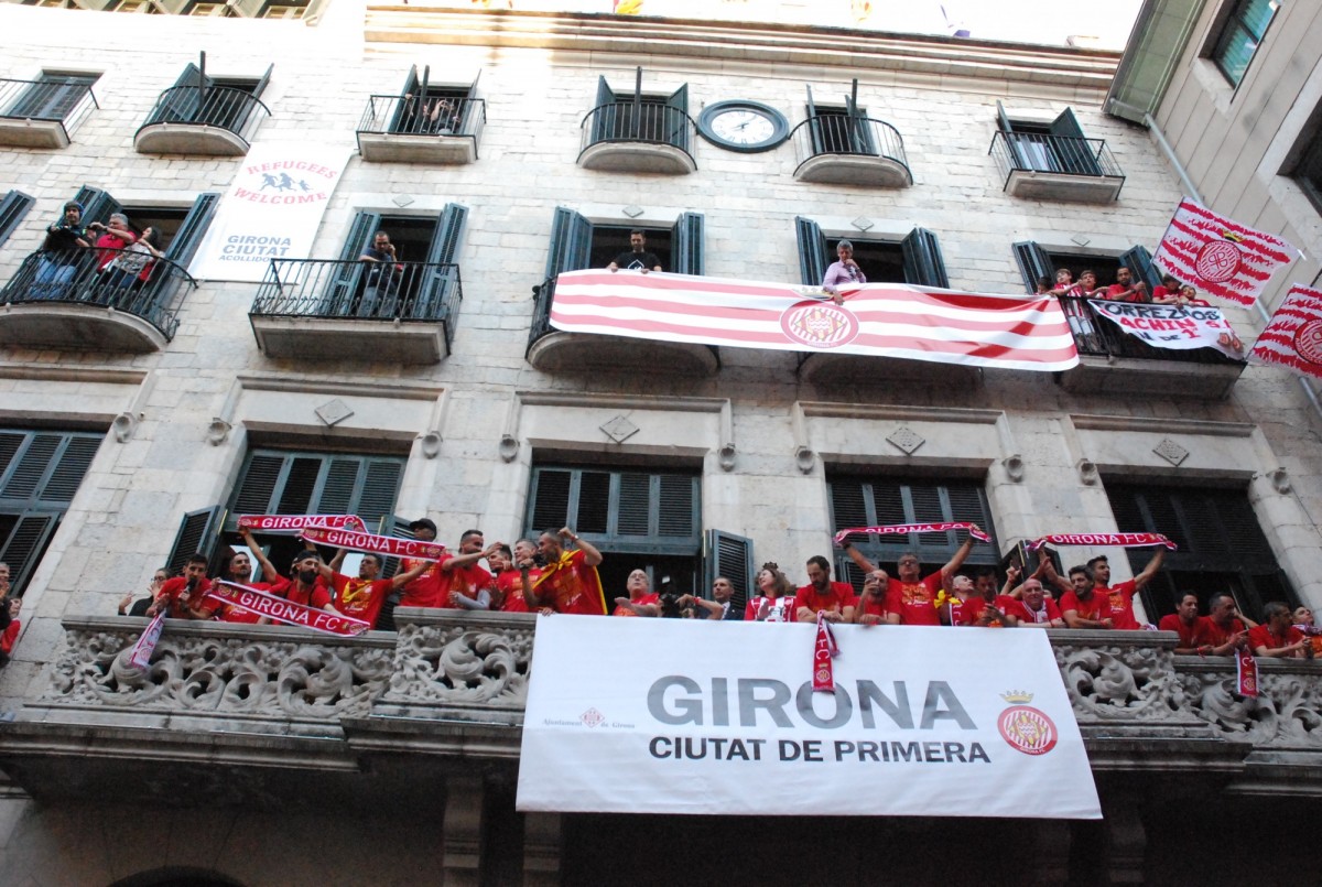 Els jugadors del Girona FC celebrant amb l'afició l'ascens al balcó de l'ajuntament
