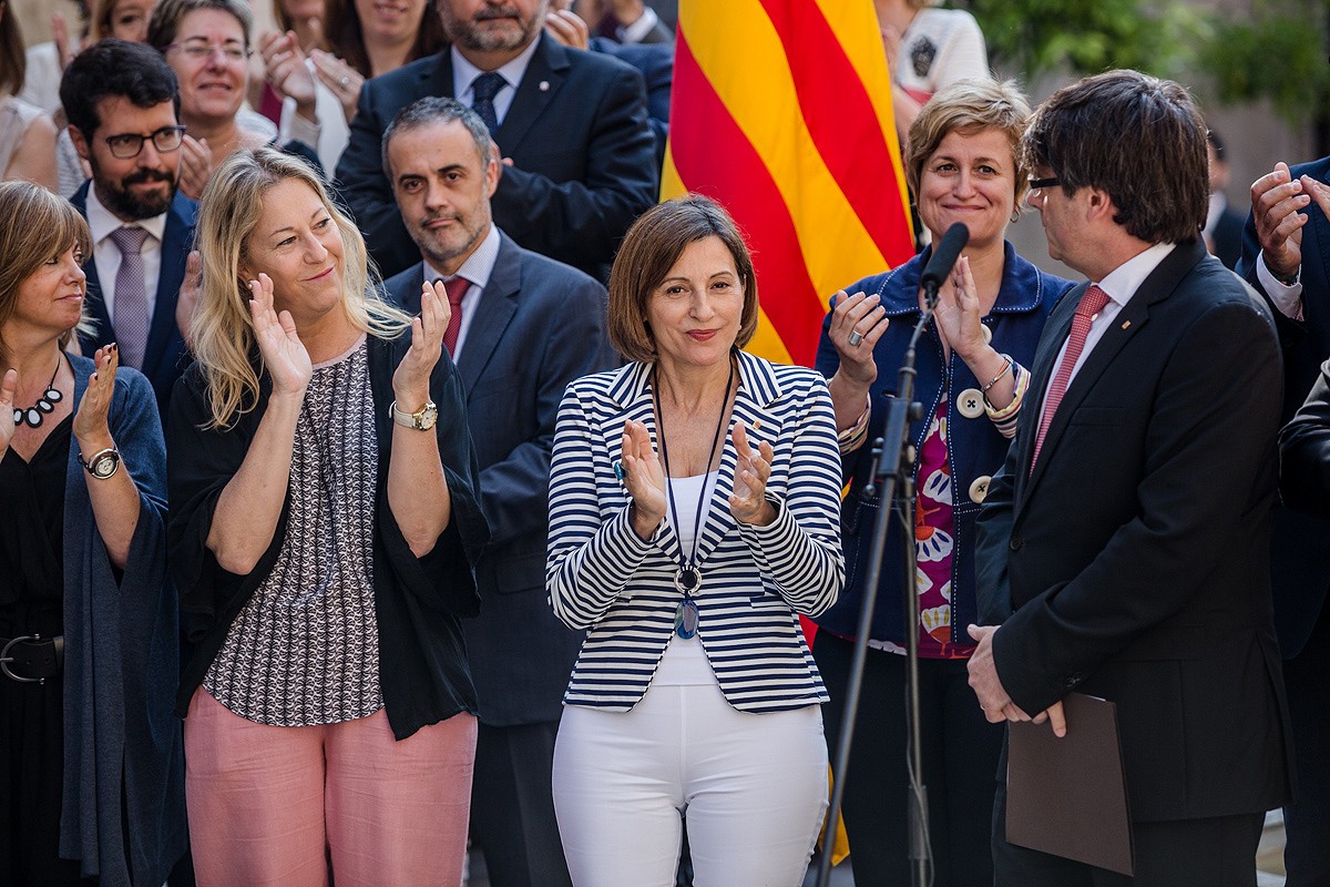 Carles Puigdemont, aplaudit per Carme Forcadell en primer terme, avui a Palau