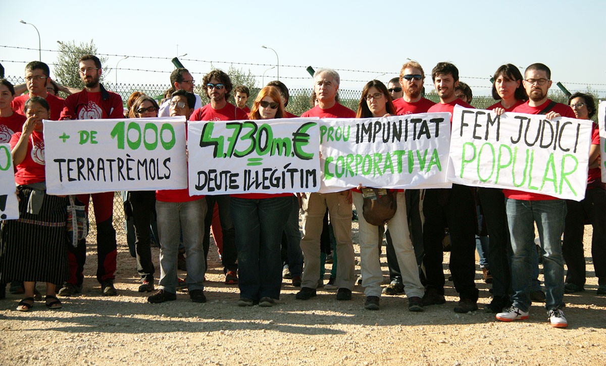 Imatge d'arxiu d'activistes amb pancartes per un judici popular al Castor.