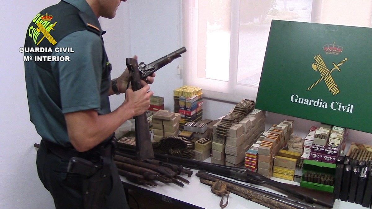 Un agent de la Guàrdia Civil manipula les armes decomissades a Sant Celoni