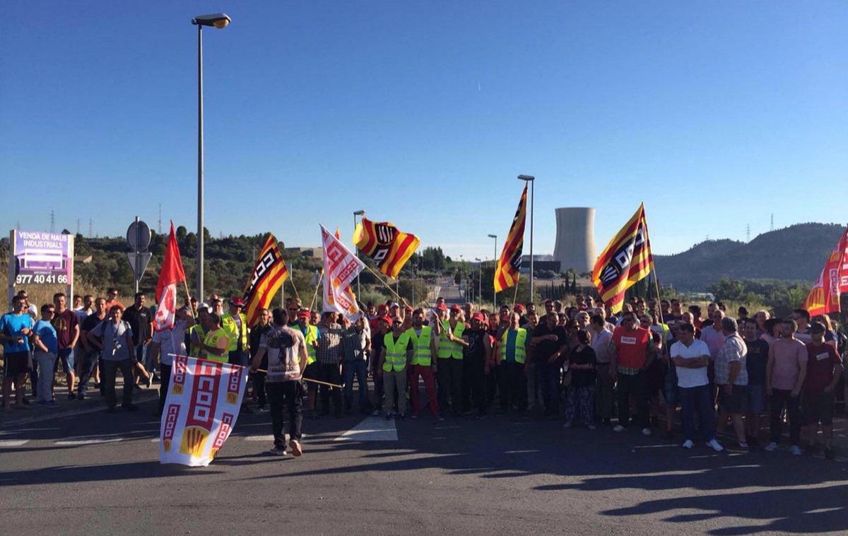 Protesta dels treballadors davant la central nuclear d'Ascó.