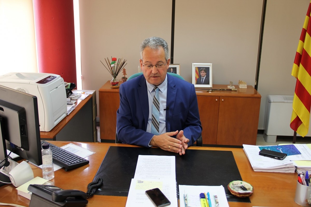 L'alcalde de Tremp, Joan Ubach, al seu despatx durant una entrevista