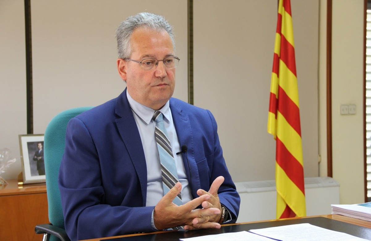 L'alcalde de Tremp, Joan Ubach, atenent l'entrevista de Pallars Digital