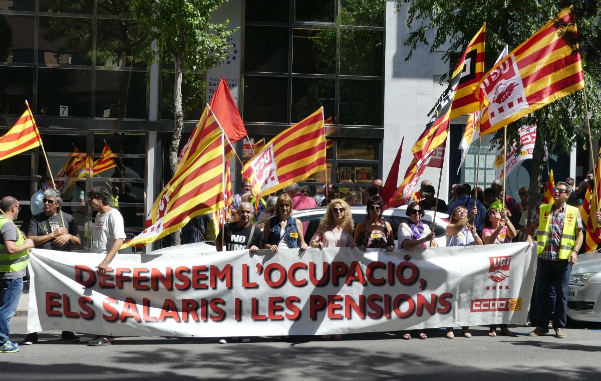 Prop d'un centenar de persones s'han concentrat davant la CEPTA, a Tarragona 