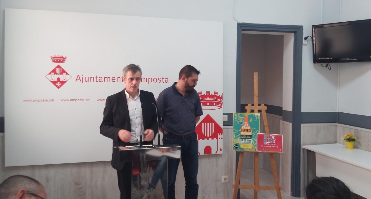 L'alcalde d'Amposta, Adam Tomàs; i el regidor de Festes, Ramon Bel, presentant les dos activitats