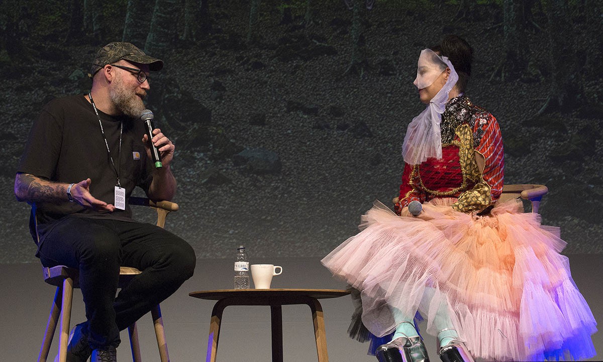 Björk, amb el comissari i editor en cap de «The Creative Independent», Brandon Stosuy
