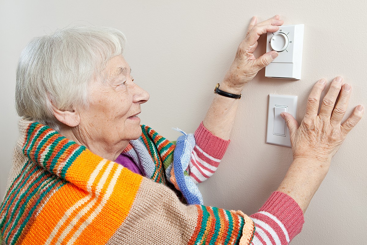 Una dona engega la calefacció.