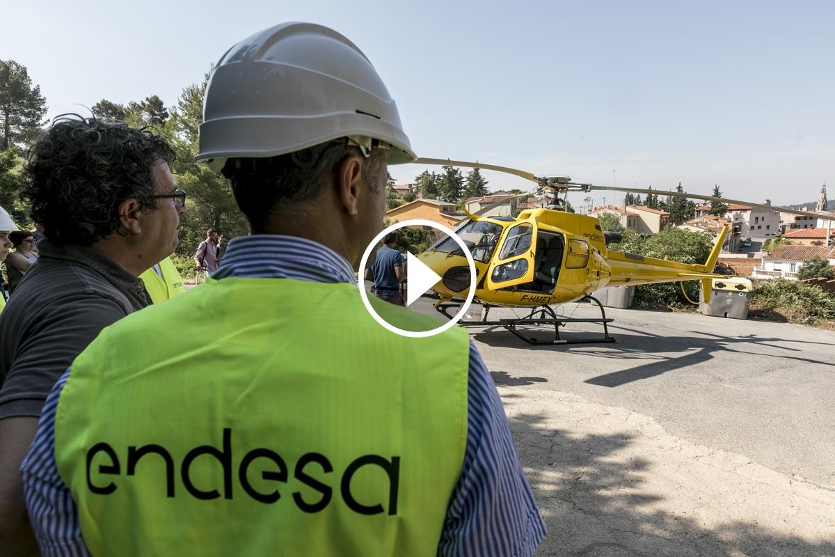 Un operari d'Endesa, amb l'helicòpter que incorpora la tecnologia làser