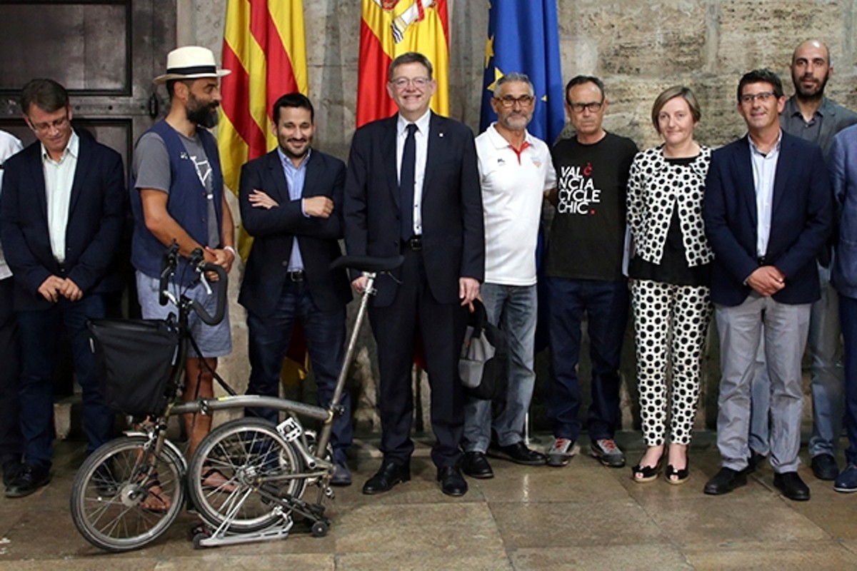 El president valencià, Ximo Puig, acompanyat de representants dels col·lectius de ciclistes