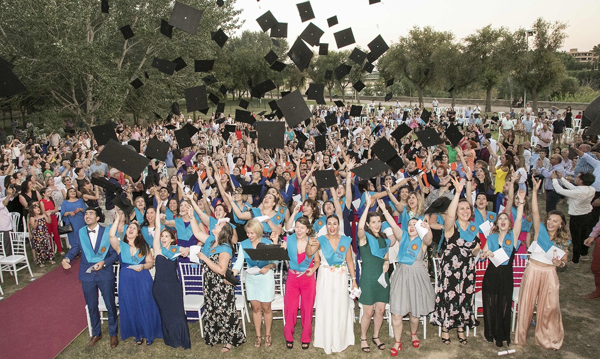 Imatge del moment culminant de l'acte de graduació al Campus Terres de l'Ebre de la URV. 