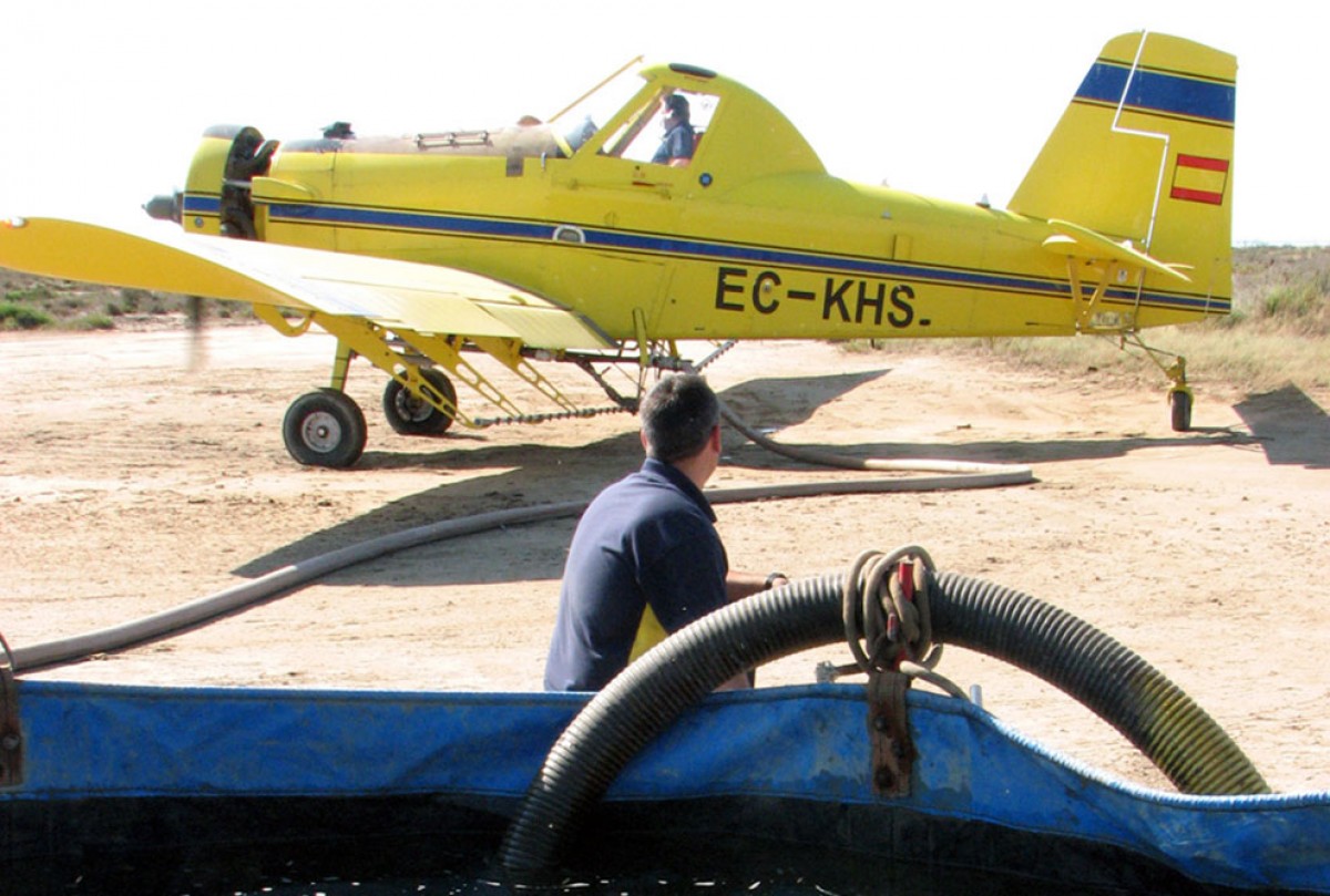 Operació de càrrega de l'avioneta que fa els tractaments aeris contra el mosquit al Delta, en una imatge d'arxiu.
