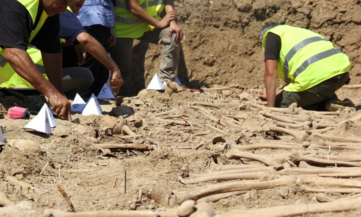 Treballs d'exhumació de la fossa comuna de Figuerola d'Orcau aquest matí