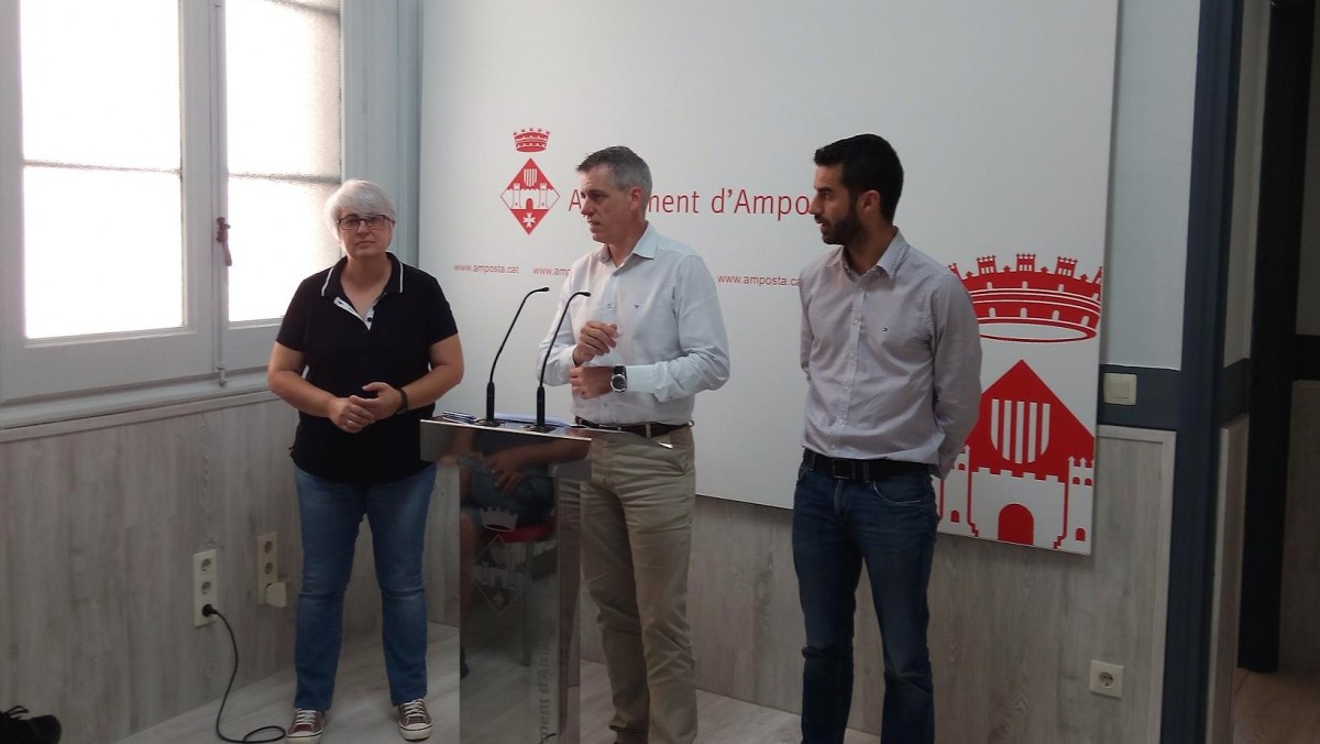 Adam Tomàs, alcalde d'Amposta; Miquel Subirats, regidor de Governació; i  Isabel Villalbí, Tècnica de Polítiques Actives d’Ocupació en la roda de premsa d'ahir al matí