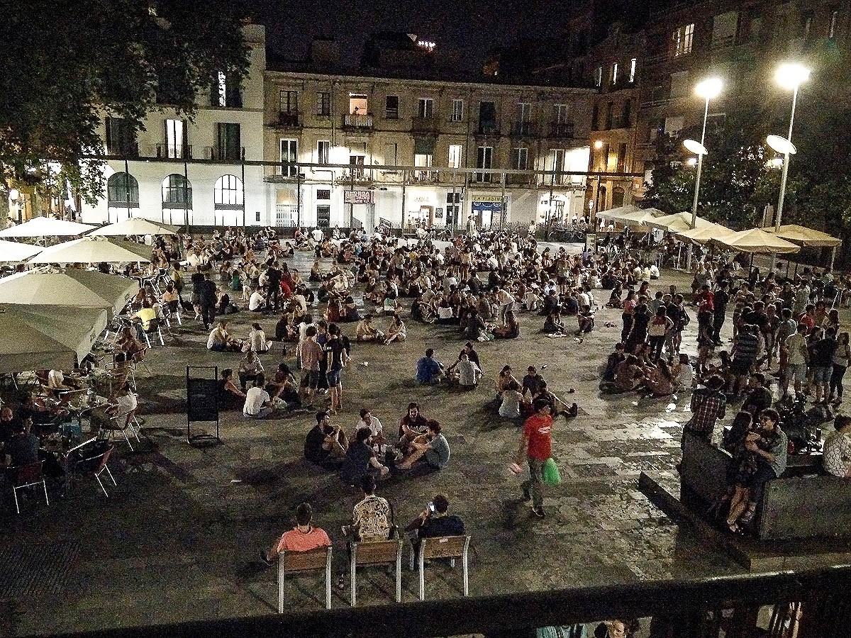 La plaça del Sol, al barri de Gràcia, és un dels espais on se supera el límit de soroll permès