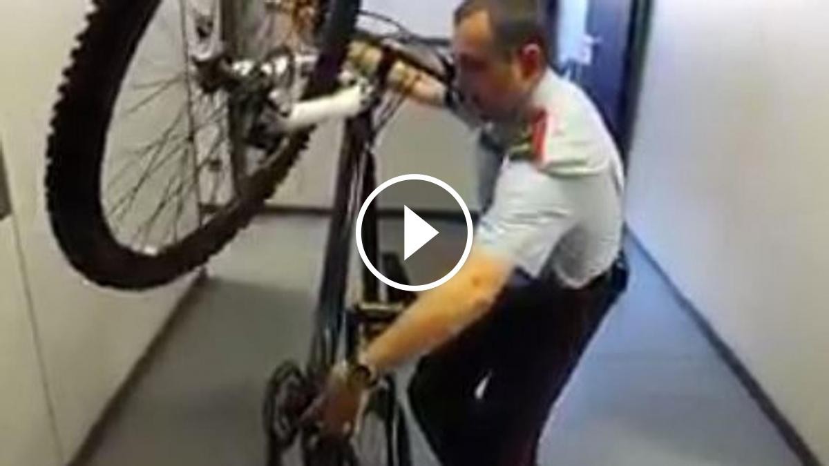 Un mosso explica com identificar si una bicicleta ha estat robada en un vídeo de menys d'un minut