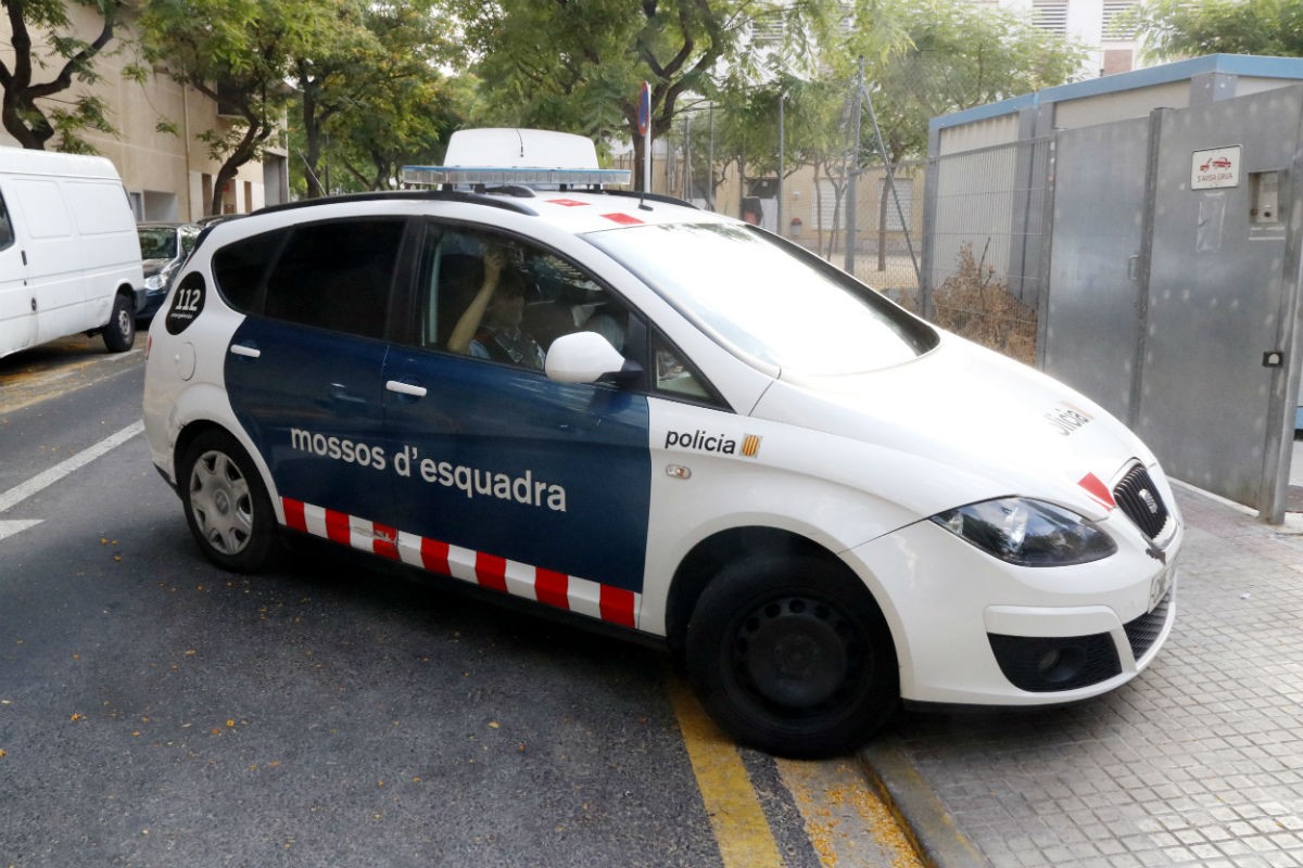El vehicle policial que ha traslladat l'assassí confés de la seva exparella als jutjats de Reus
