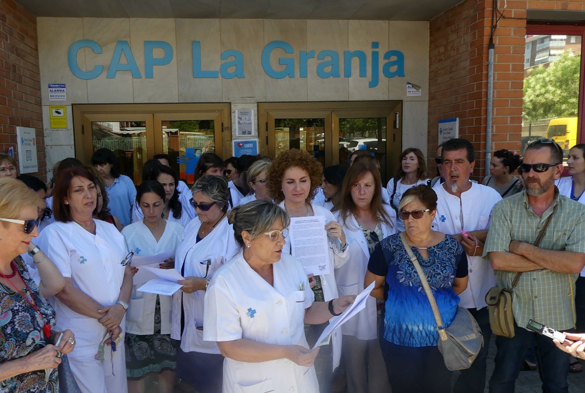 Una treballadora llegint un manifest contra les paraules del gerent de l'ICS al Camp de Tarragona 