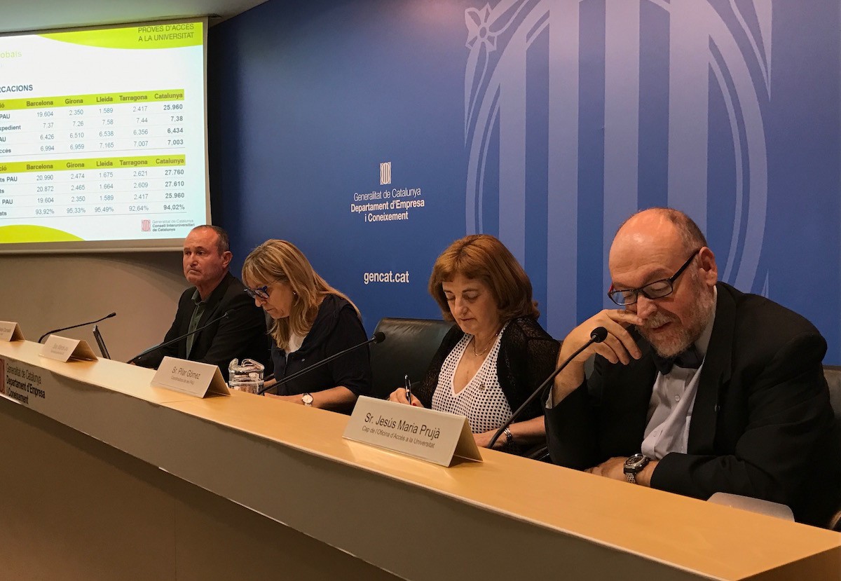 Mercè Jou i Pilar Gómez, al costat d'altres càrrecs de la secretaria d'Universitats, en la presentació dels resultats