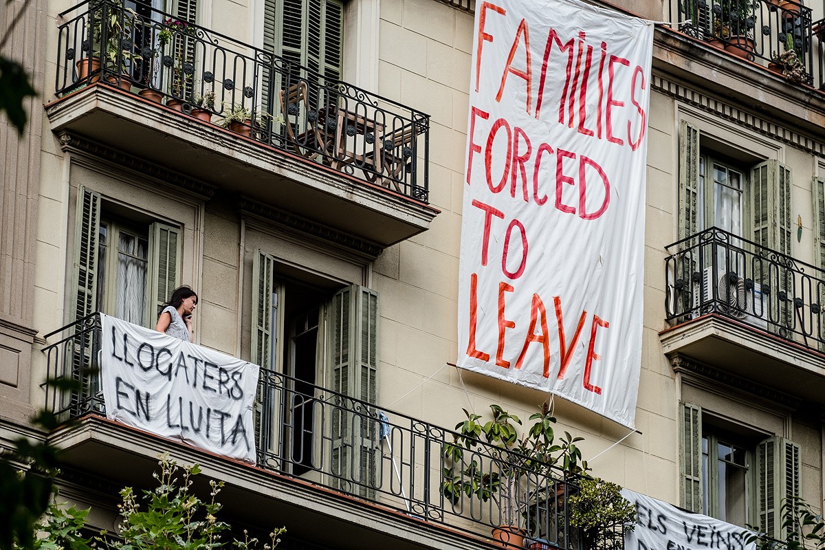 Pancartes contra l'expulsió dels llogaters al número 209 del carrer Roger de Flor de Barcelona